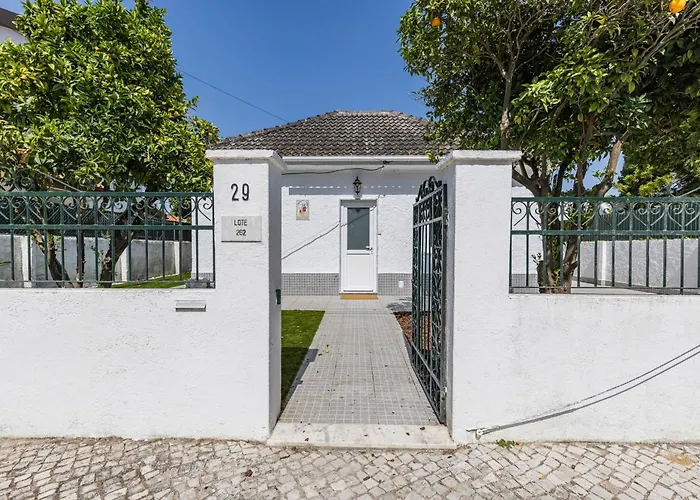 Lovely House In Aroeira By Lovelystay *